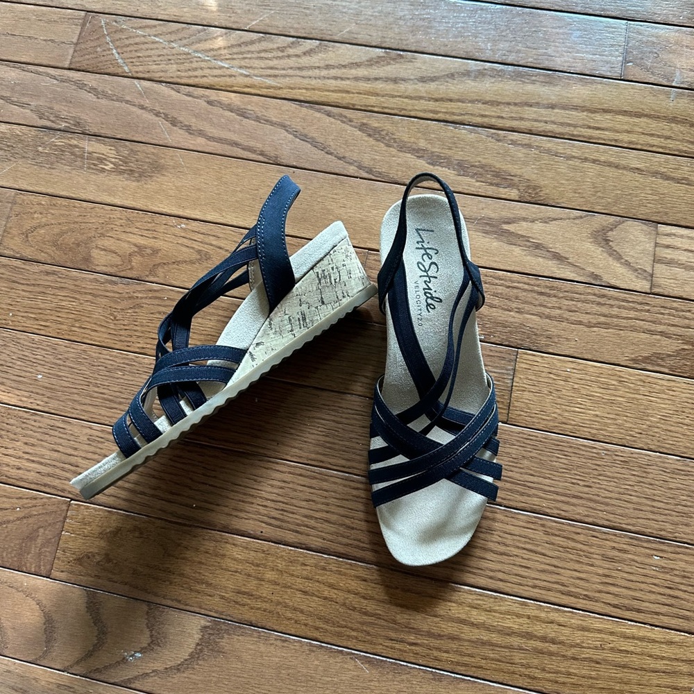 Life Stride Navy blue short wedges